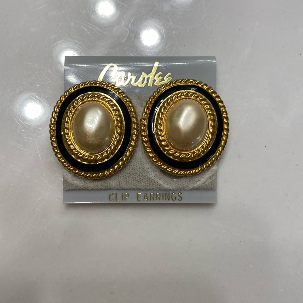 Vintage Carolee gold tone black enamel faux Pearl butting clip on earrings